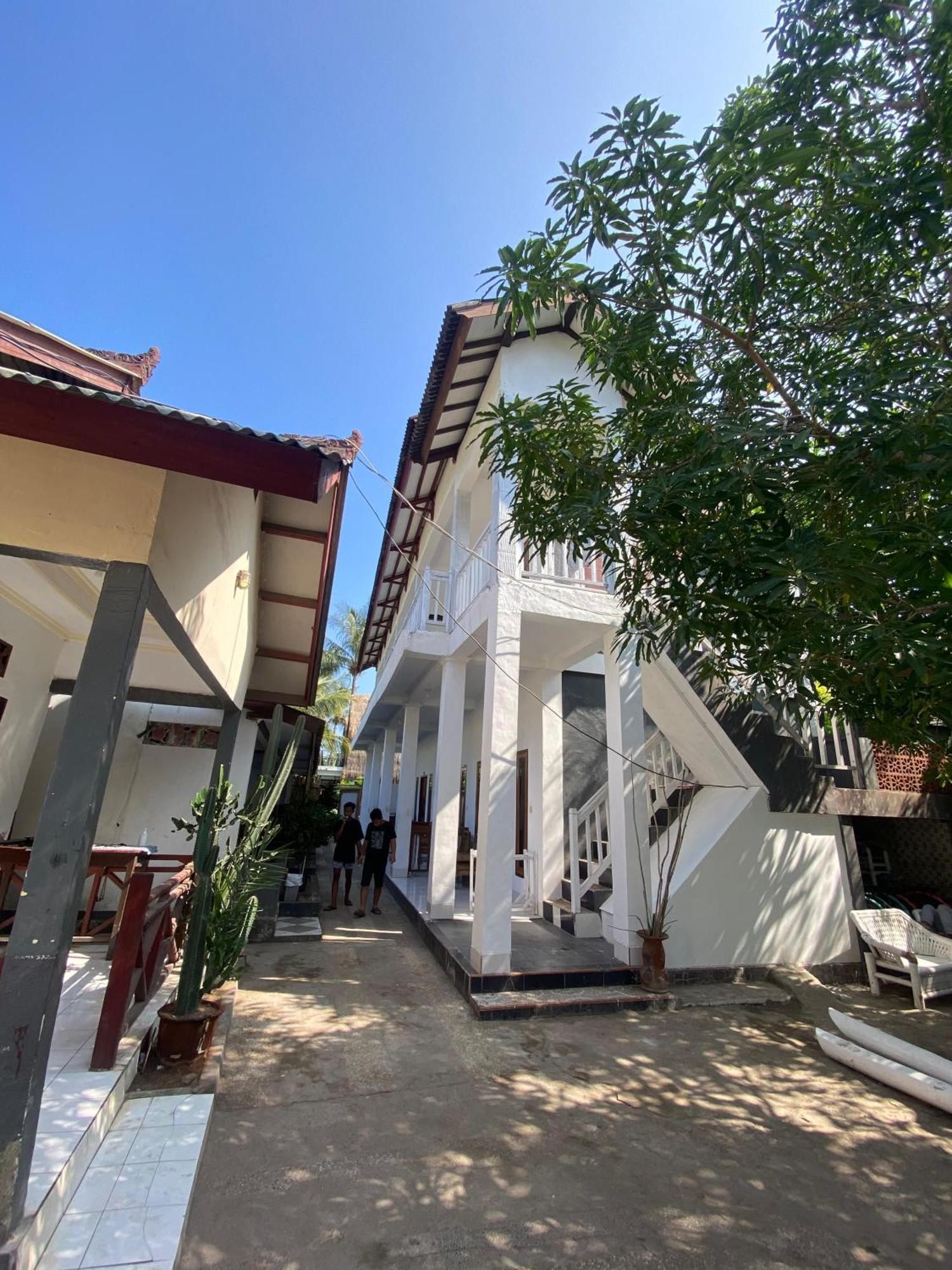 Bale Sunrise Hotel Gili Trawangan Exterior photo