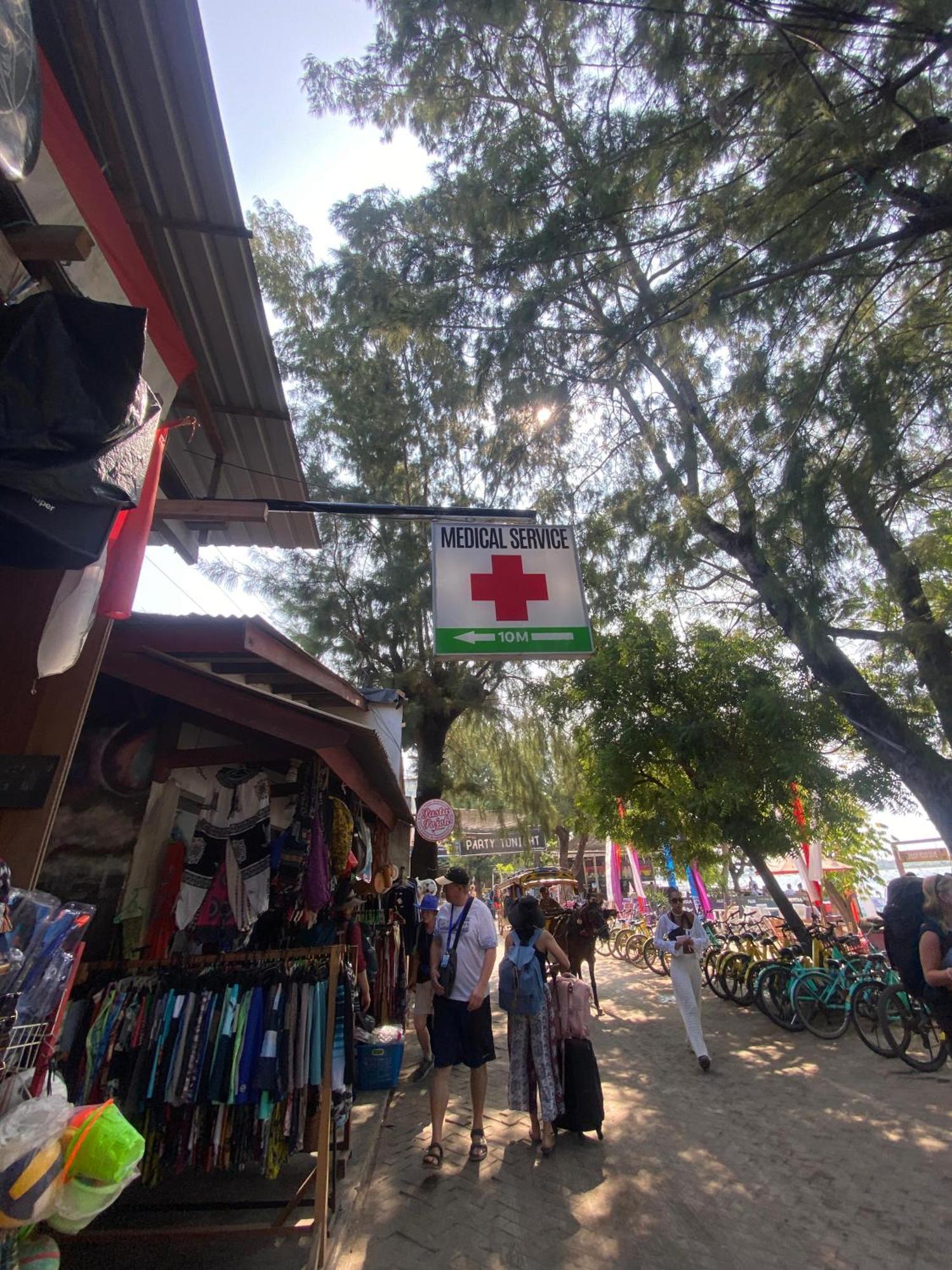 Bale Sunrise Hotel Gili Trawangan Exterior photo