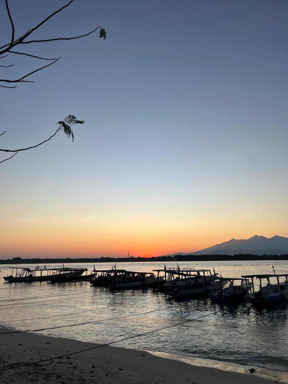 Bale Sunrise Hotel Gili Trawangan Exterior photo