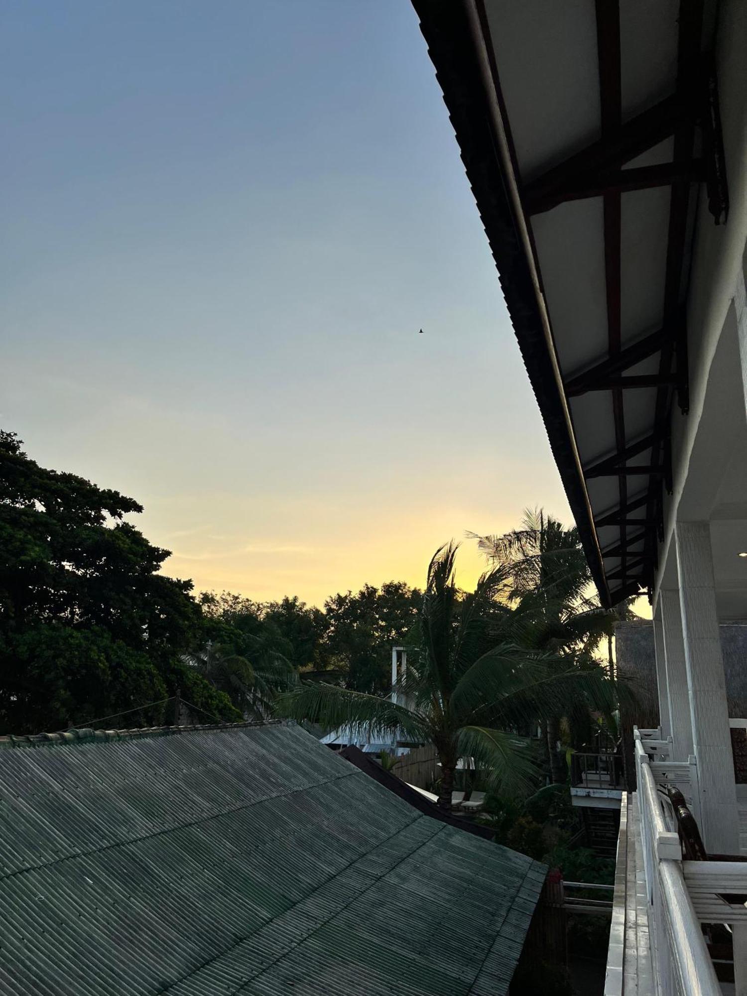Bale Sunrise Hotel Gili Trawangan Exterior photo