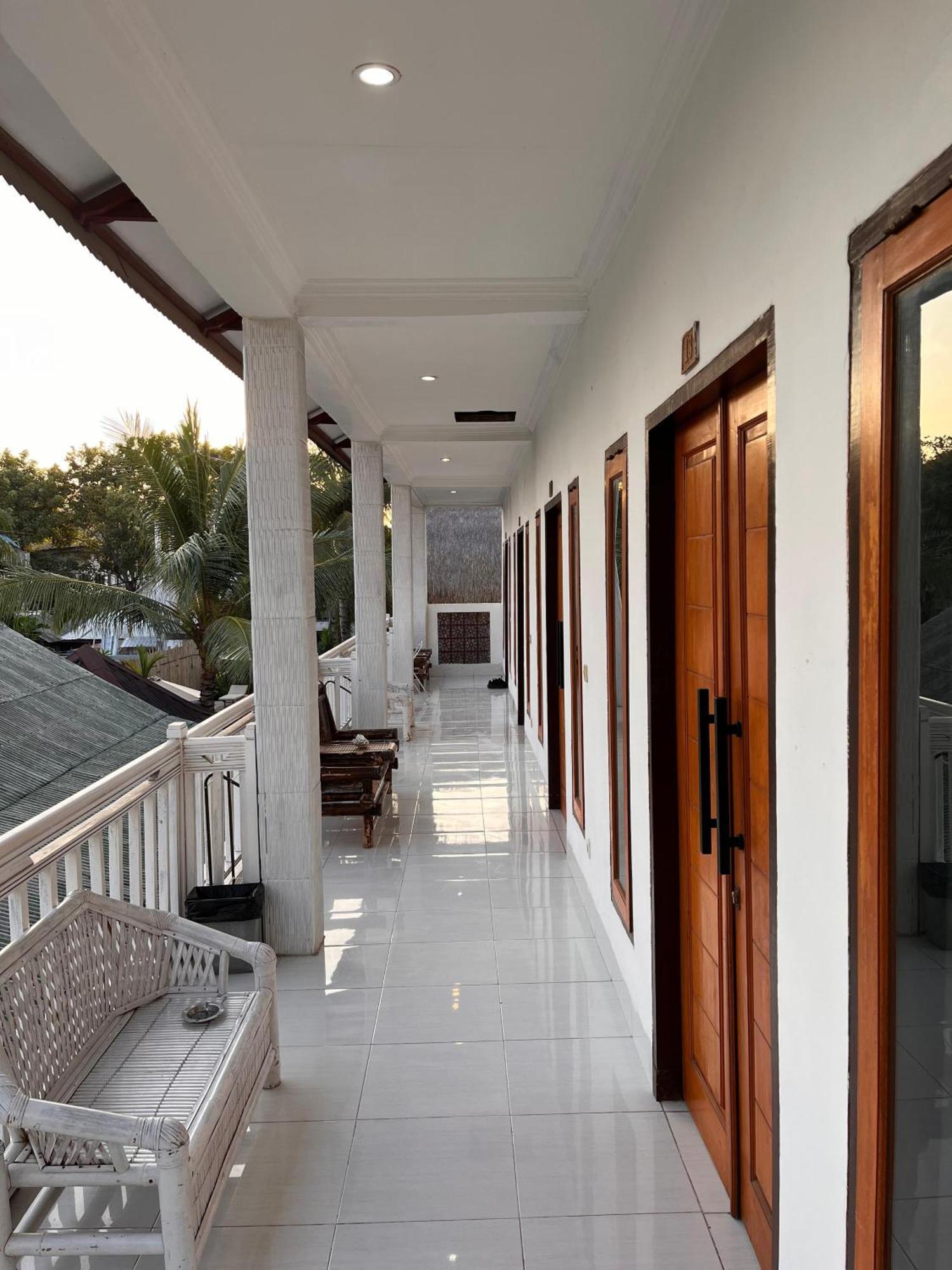 Bale Sunrise Hotel Gili Trawangan Exterior photo